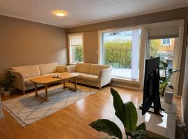 Cozy 2-Bedroom Apartment, 5 Min from the Zoo - Towels & Bed Linen Included, hotel em Kristiansand
