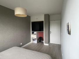 Viesnīca Chambre cosy dans superbe appartement tout équipé cher habitant pilsētā Lormona