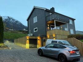 Nyoppusset leilighet til leie, Hotel in Isfjorden