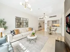 Kensington - 1BR Fountain-view Flat Downtown