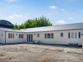 Orchard Lodge, hotel in Burstock