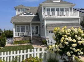 Lakefront 5-bedroom house near Ocean with Pool, hotel in Point Pleasant Beach