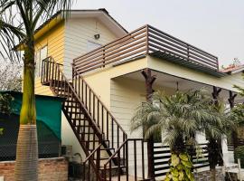 Hot water pool farm with bonfire, viešbutis mieste Noida