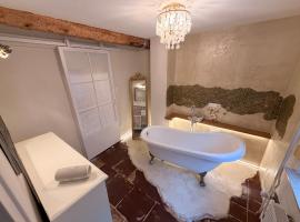 Forest View, ganzes Haus 100qm, 2 Schlafzimmer, 2 Bäder, Badewanne, Garten & Terrasse, hotelli kohteessa Braunfels