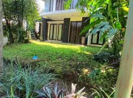 Rumah liburan keluarga dengan halaman depan dan belakang yg Luas
