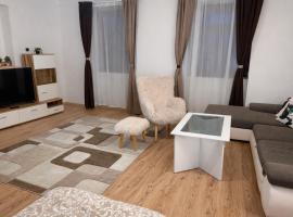La Casa De Nido-Tágas családias apartman 6 főig, kerttel, hotel v destinaci Veszprémfajsz