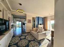 Water's Edge Lakefront Apt at Pacific Victorian