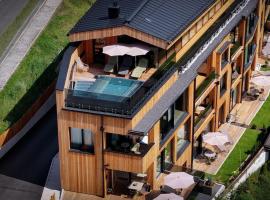 L&auml;rchenlodge SkySpa and Rooftop Pool inklusive Stubai SuperCard، كابينة في فولبميس