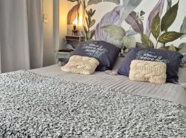 Cálido estudio con piscina, parking ,laundry A20min Parque Roca y Ezeiza, hotel em Remedios de Escalada