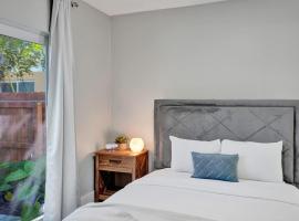 Pelican Cove 1BR with Full Kitchen Den and Patio, hotel en Pompano Beach