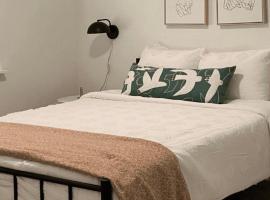Private luxury stay Abudhabi - Check out 2 pm, hotel en Abu Dabi