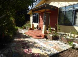 Dragon's den main house, hotel i Takaka