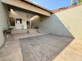 Casa Completa com Garagem a 5min do Centro, AC e WiFi