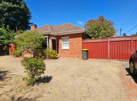 Yarralumla에 위치한 호텔 Griffin lakeside