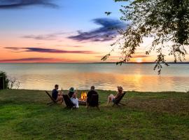 Waterfront Designer Retreat! Stunning Sunsets! Less than 5 minutes to the beach!, hotell i Shirley