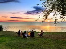 Waterfront Designer Retreat! Stunning Sunsets! Less than 5 minutes to the beach!