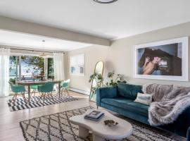 Waterfront Designer Retreat! Stunning Sunsets! Less than 5 minutes to the beach!, cottage in Shirley