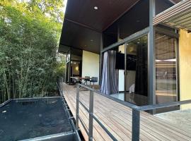 Bamboo grove villa, hotel em San Isidro