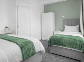 Free Parking in Warrington, Ideal for contractors, Pool Table, Long stays, hotelli kohteessa Warrington