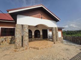 LarbiesHome, hotel com estacionamento em Cape Coast