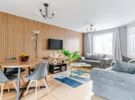 Modern Three Bedroom House Free parking wifi