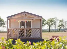 Beach lodge with lake view in Ravels
