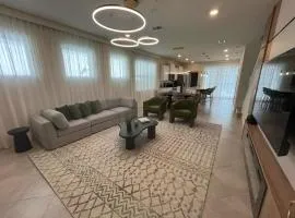 5 Bedrooms 55 Bathrooms Windsor Cay 16163Cc