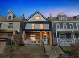 피츠버그에 위치한 호텔 Stylish Mt Washington Home with Private Deck and Easy Access to Downtown and Stadiums