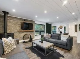 Evergreen Escape - 3 Acres, Hot Tub, Volleyball Court