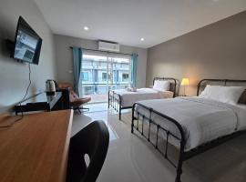 Khao Oat airport, hotel i Naiyang Beach