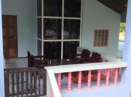 Blue Beach Bungalow, hotel in Bang Saphan Noi