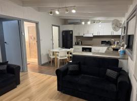 Holiday Home in Bonnie Doon，Bonnie Doon的有停車位的飯店