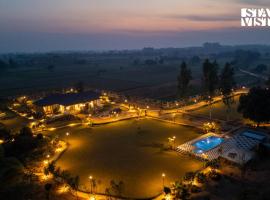 StayVista at Treeansh with Pool, Lawn, hotel u gradu Mohali