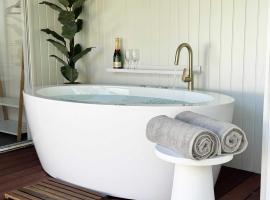 Seventh Heaven - Outdoor Bath & Sauna, hotel i Rosebud