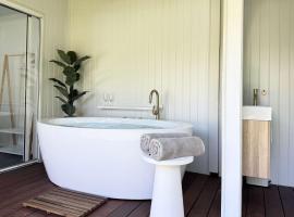 Seventh Heaven - Outdoor Bath & Sauna, hotel din Rosebud