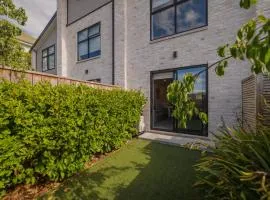 Central Gloucester Escape Stylish 2BR Townhouse