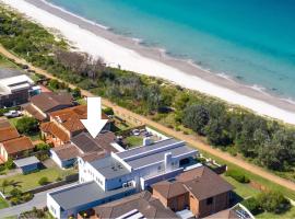 Bella Blu Beach House - direct beach access, hotel in Vincentia