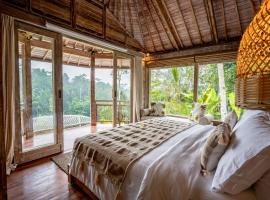 Moonlit Jungle, Hotel in Seribatu