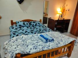 Ebony Room - AC, Kitchenette, Ensuite, Independent Homestay, hotel na praia em Mumbai