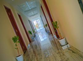 Hotel Space Comfort Inn, hotel em Karmād