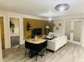 Executive 2 Bed Condo with Free Parking