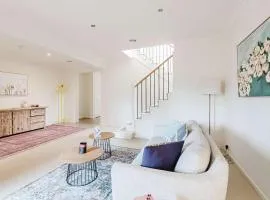 Contemporary Family Living at 4 Seafarer Way