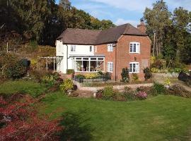 3-bedroom cottage set in a large enclosed garden, hotel in Thatcham
