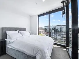 Elegant Top Floor 1BR, Sleeps 4, City Views