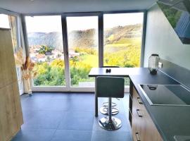 Apartment with panoramic view, hotel in Lipperscheid