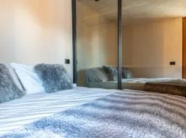 HelloCHALET - The Alpine Suite - Central Studio, Walk to Slopes