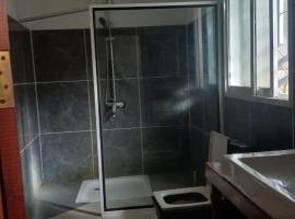 Maison nivo, hotel din Hell-Ville