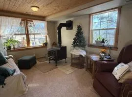 Cozy Rustic Retreat on a Horse Ranch with Stunning Pikes Peak Views and Serenity Minutes from Downtown Woodland Park