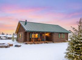 Upscale Designer Log Cabin Cozy Hot Tub Firepit, hotel v destinácii Driggs