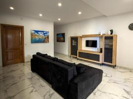 Sannat Luxe Living - 3-Bedroom Apartment, hotel v destinácii Sannat